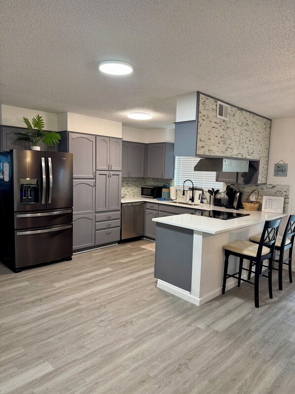 Private kitchen - 3-bedroom house ,Central location, with Pool and fiberWiFi ! (San Antonio)