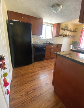 Private kitchen - Charming 2-bedroom apartment with WiFi, AC near downtown Austin (Austin)