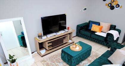 Tranquil 2-bedroom apartment with WiFi in Boksburg