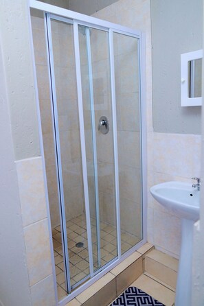 Douche, serviettes fournies, papier toilette