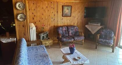 Cozy 2-bedroom apartment in charming Vrisi with WiFi, AC