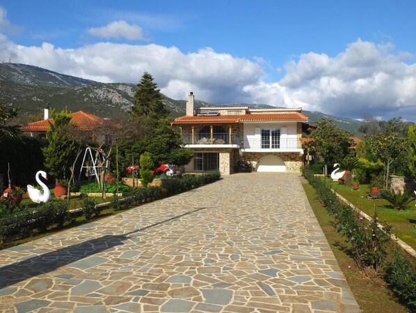 Exterior - Cozy 2-bedroom apartment in charming Vrisi with WiFi, AC (Vrisi Evias)