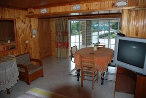 Interior - Cozy 2-bedroom apartment in charming Vrisi with WiFi, AC (Vrisi Evias)