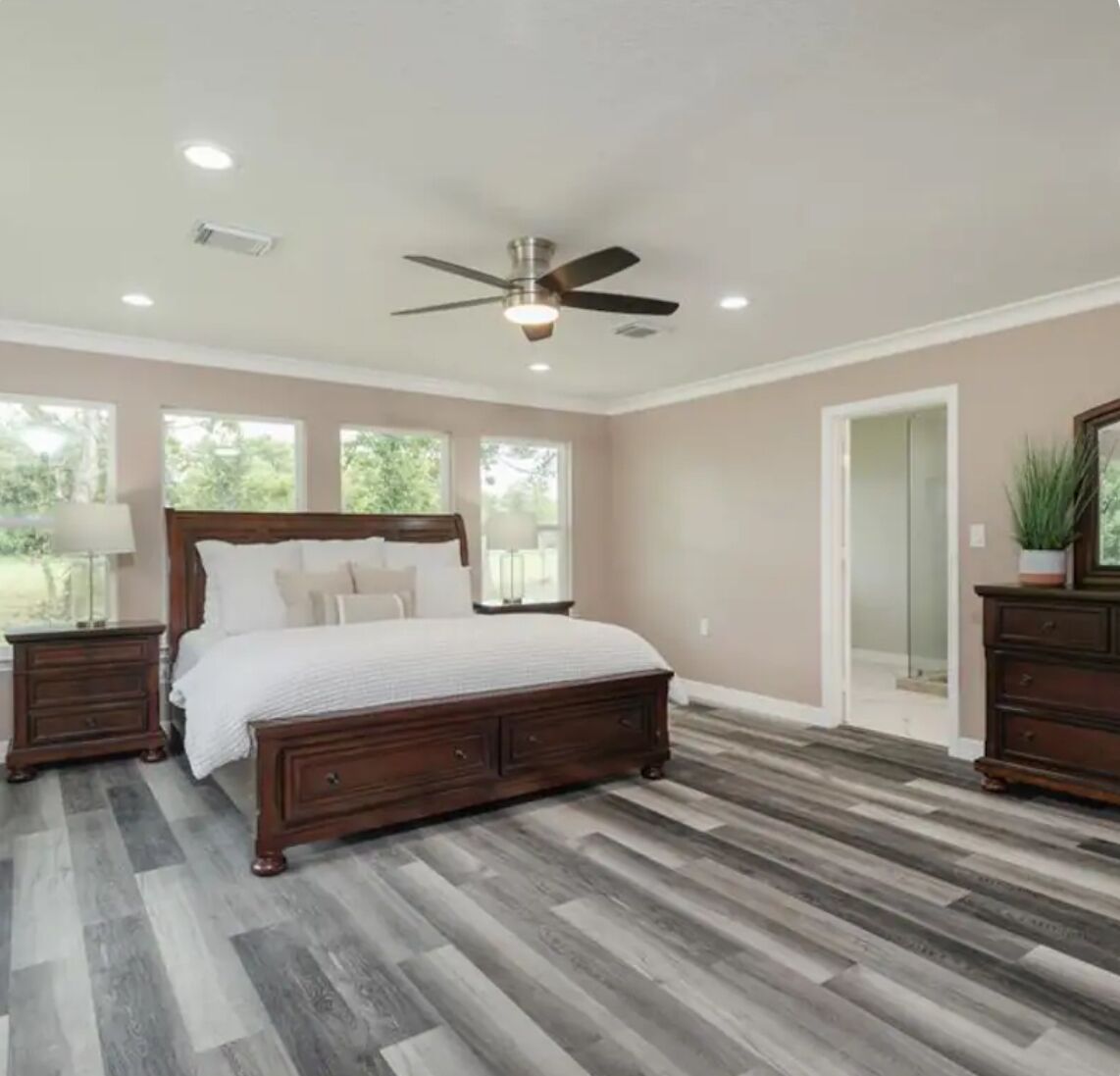 5 chambres, fer et planche à repasser, Wi-Fi, draps fournis