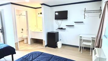 Kahden hengen huone, 2 keskisuurta parisänkyä, tupakointi kielletty | Työpöytä, kannettavalle tietokoneelle sopiva työtila, ilmainen Wi-Fi