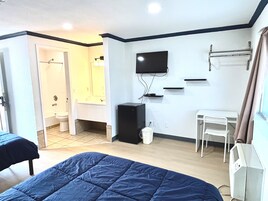 Escritorio, espacio para trabajar con laptop y wifi gratis 