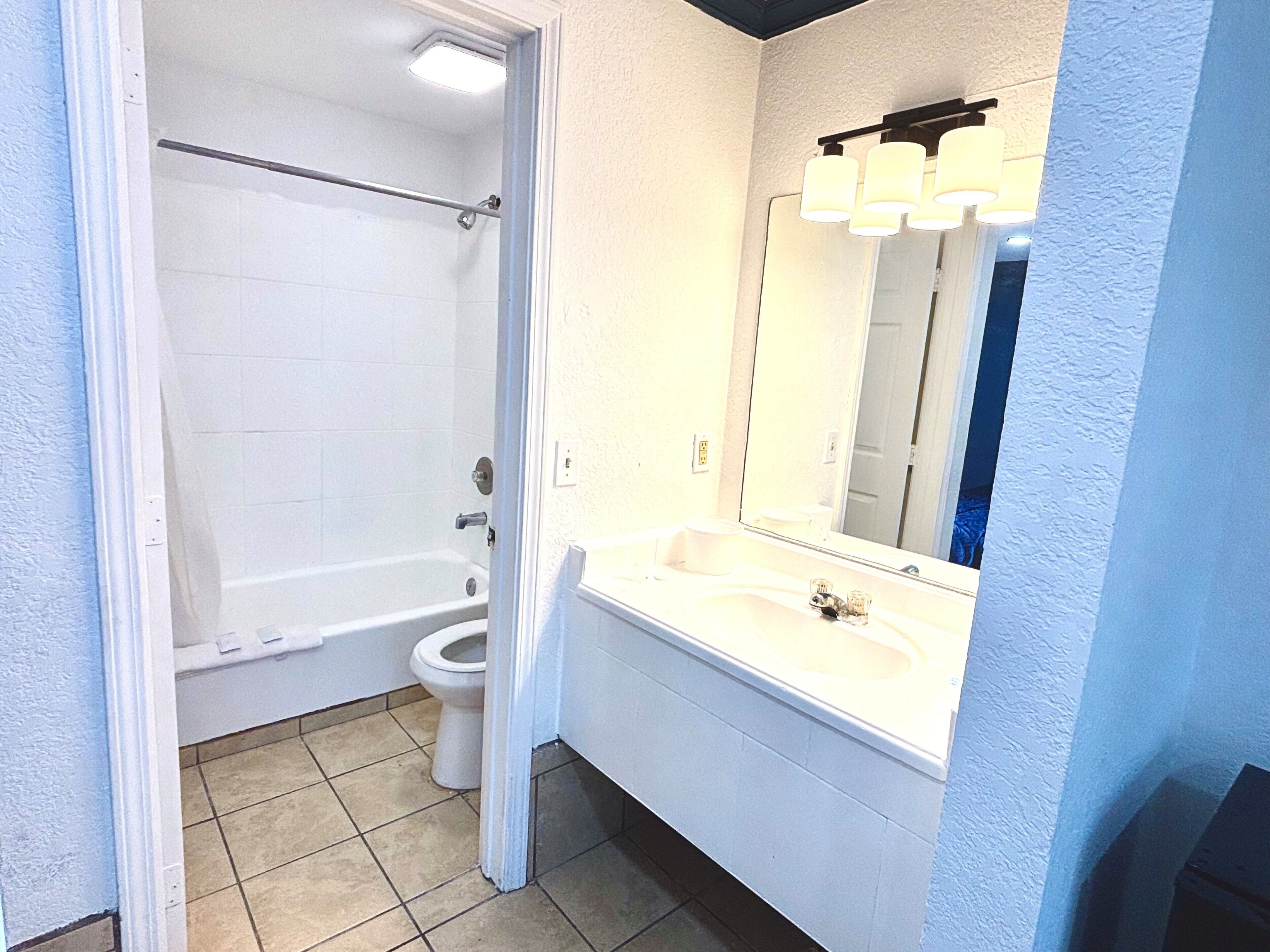 Un baño con bañera, inodoro y lavabo.