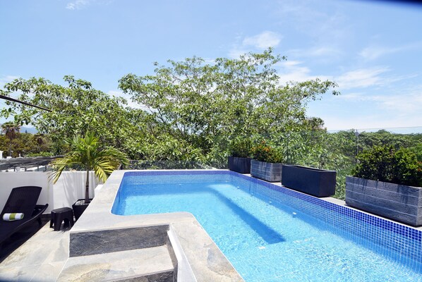 Una piscina al aire libre