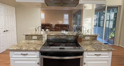 Charming 3-br cottage with WiFi, AC in beautiful Bonita Springs. Very private