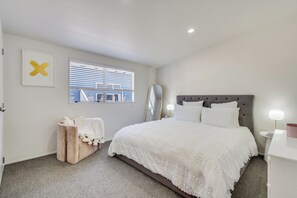 3 bedrooms, iron/ironing board, WiFi, bed sheets - Golden 3-bedroom Retreat in beautiful Mount Maunganui with WiFi, AC (Mount Maunganui)