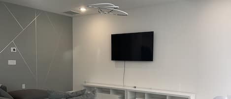 Smart TV, chimenea y impresora