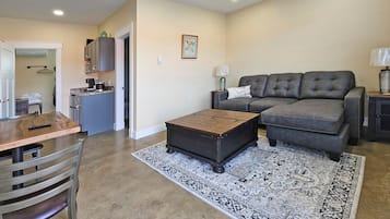Deluxe Suite, 1 Queen Bed | Living area