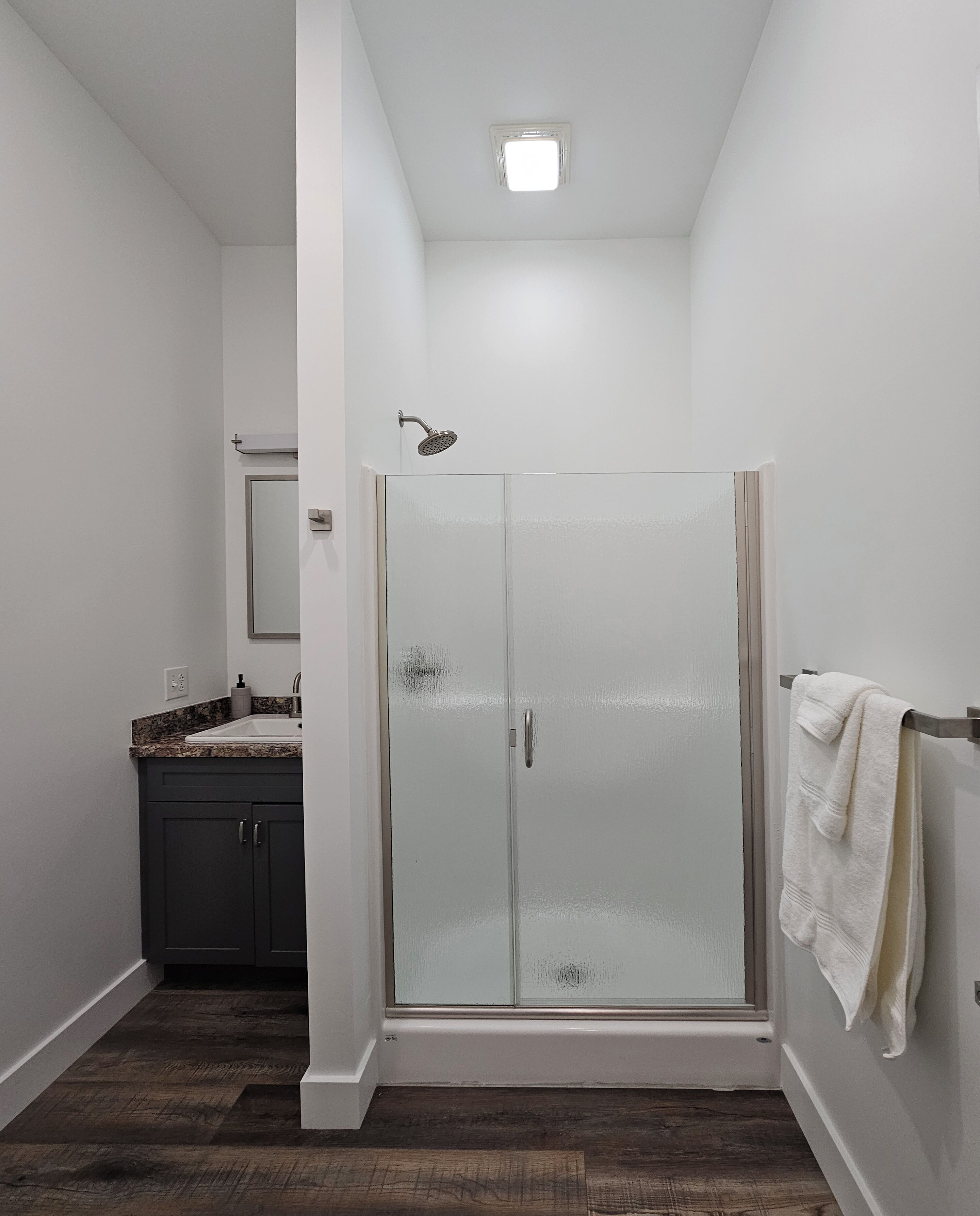 Suite Deluxe, 1 grand lit | Salle de bain | Articles de toilette gratuits, sèche-cheveux, savon, shampoing