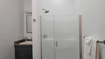 Suite Deluxe, 1 grand lit | Salle de bain | Articles de toilette (gratuits), séchoir à cheveux, savon, shampooing