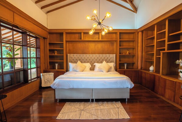 7 quartos, cofres nos quartos, escrivaninha