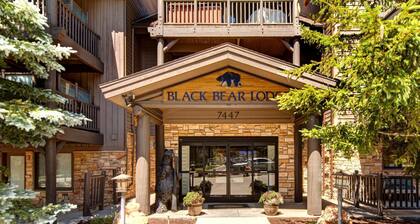 KBM Resorts - Walk to hiking trails, Pool, BBQ, Renovated, A/C, Private Hot Tub! BBL-351a