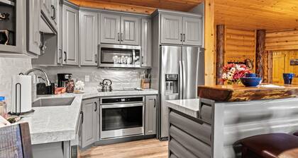 KBM Resorts - Walk to hiking trails, Pool, BBQ, Renovated, A/C, Private Hot Tub! BBL-351a