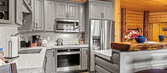 KBM Resorts - Walk to hiking trails, Pool, BBQ, Renovated, A/C, Private Hot Tub! BBL-351a