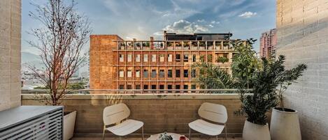 Căn hộ tiện nghi đơn giản | Ban công