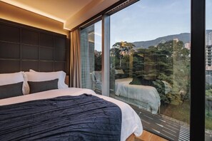 Departamento Deluxe, 3 habitaciones | Caja de seguridad en la habitación y escritorio