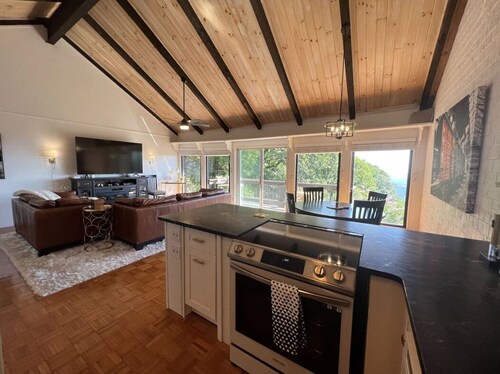 Remarkable Mountain Escape! Breathtaking Views & Pet Friendly!
