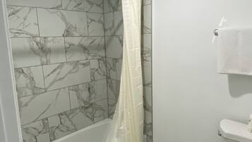 Basic Double Room | Bathroom