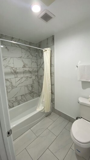 Basic Double Room | Bathroom - Plaza inn Motel - Los Angeles area (Rosemead)