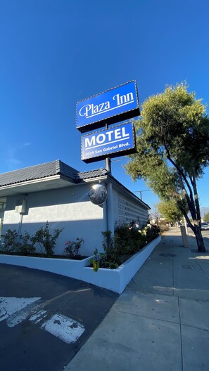 Front of property - Plaza inn Motel - Los Angeles area (Rosemead)