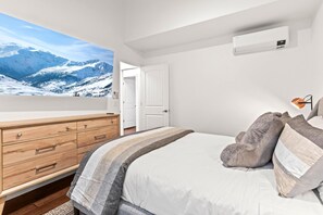 3 bedrooms, iron/ironing board, travel crib, free WiFi