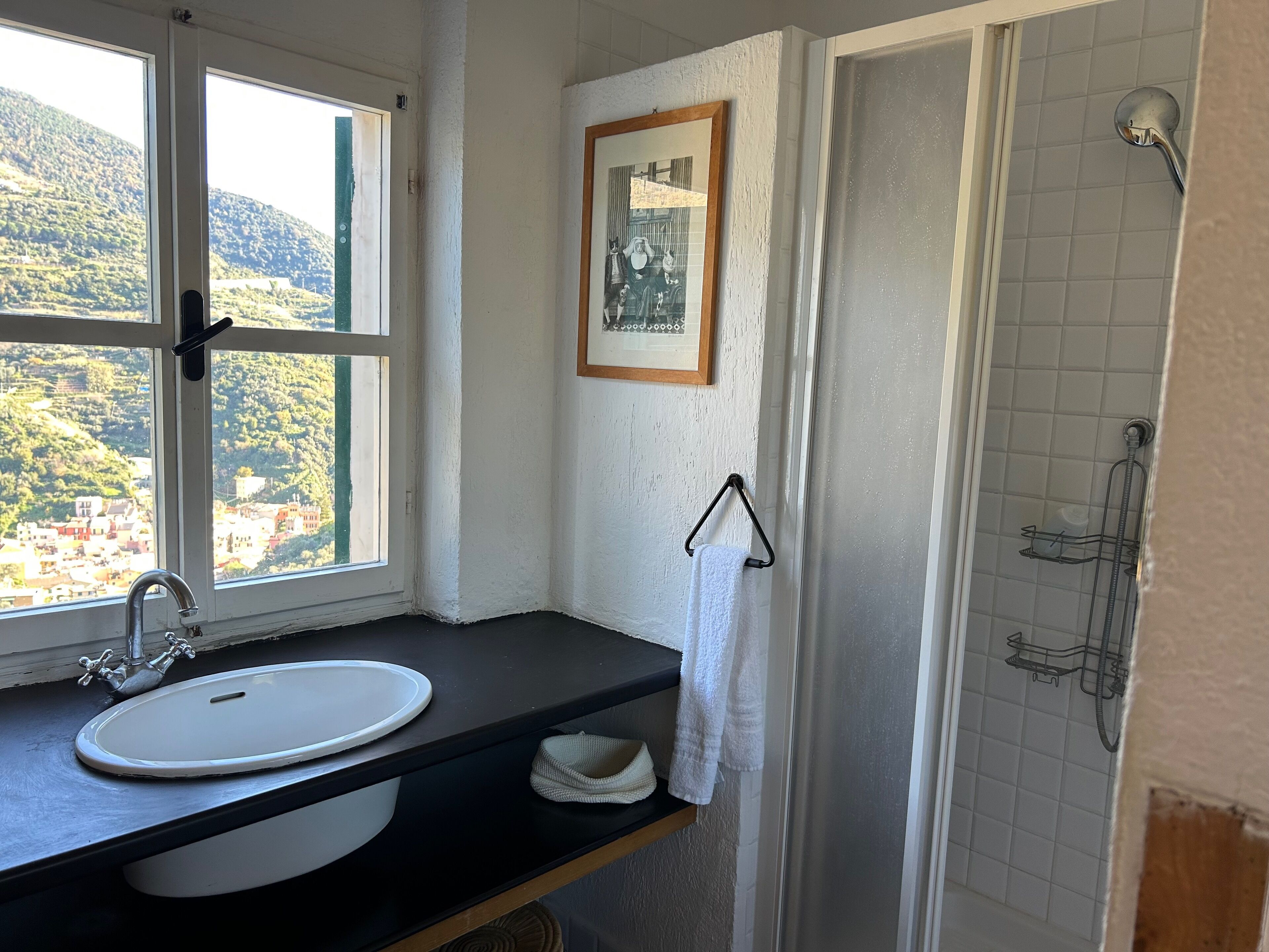 Douche, sèche-cheveux, bidet, serviettes fournies
