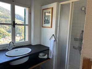 Dusche, Haartrockner, Bidet, Handtücher