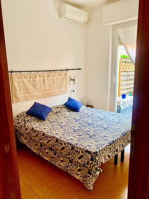 2 bedrooms, free WiFi, bed sheets - Paola Cosy Apartment with A/C near best beaches (Monterosso al Mare)