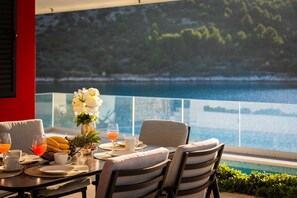 Outdoor dining - Beachfront Villa Mila M with Pool (Vinišće)