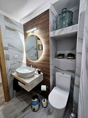Shower, hair dryer, towels, toilet paper - Walking distance to several beaches, Ferragudo village, supermarkets and Portimão. (Ferragudo)