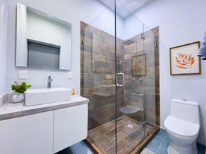 Shower, jetted bath, towels - Centro Historico on the Malecon Boardwalk (Mazatlan)