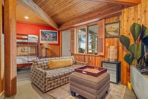 3 bedrooms, desk, free WiFi, bed sheets - Hilltop Dome | Lake/Mountain Views | Beach Access (Windermere)
