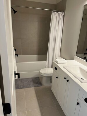 Haartrockner, Handtücher, Seife, Toilettenpapier