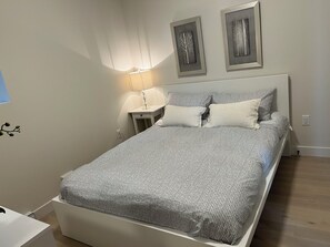 2 عدّة غرف نوم ومكواة/لوح كي وواي فاي وملاءات أسرّة