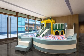 A children's play area with a slide, climbing steps, and a ball pit. - Wyndham Garden Hangzhou Xixi (Hangzhou)
