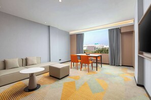 Executive Suite, 1 King Bed with Sofa bed, Non Smoking - Hawthorn By Wyndham Guangzhou Baiyun Airport (Guangzhou)