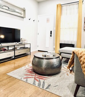 Smart TV, books - Historic Midtown Bungalow: Walk to Ice Blocks (Sacramento)