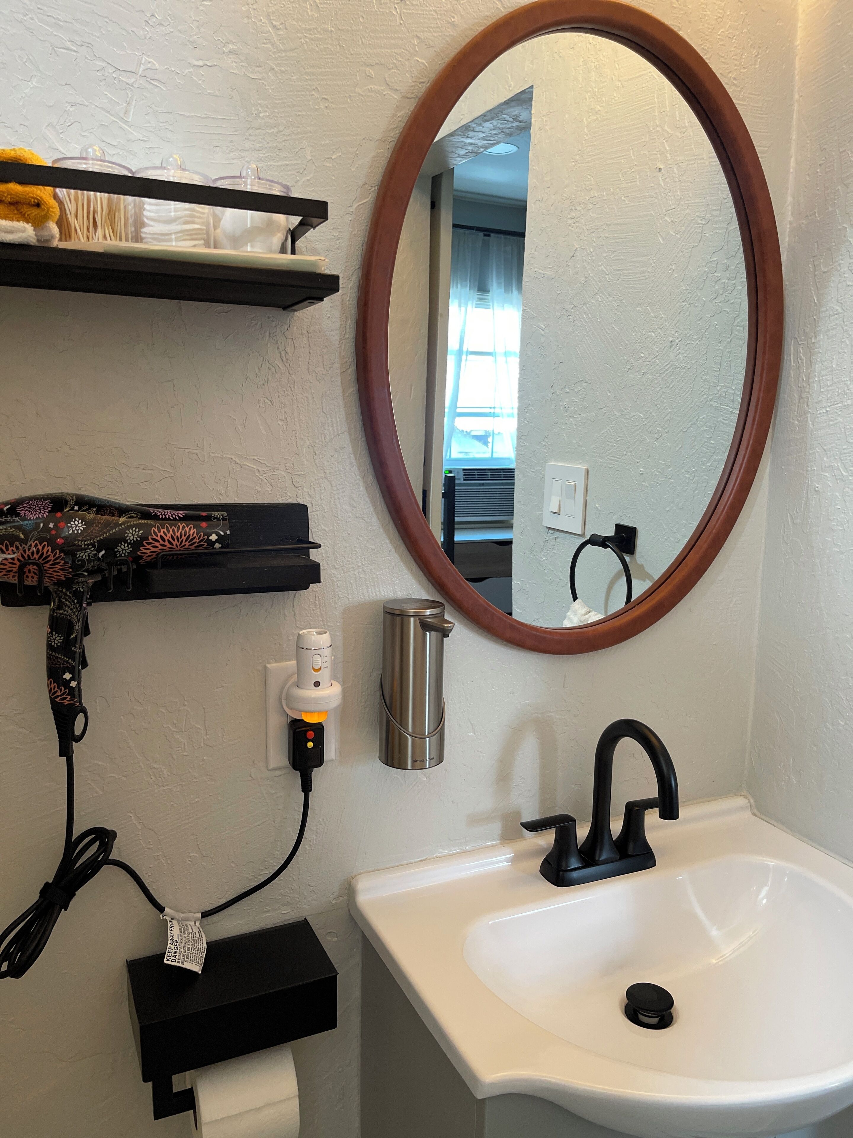 Een douche, een haardroger, handdoeken, zeep
