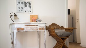 A white-painted desk with drawers and a wooden chair with a cushion. - Pannieri apartment  (Palermo)