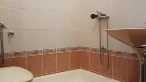 A bathroom with a toilet, a bathtub, and a shower. - Apartments Nives - Studio Apartment with Terrace (Mali Losinj)