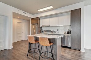 Private kitchen - Condo Thimens - Ville St-Laurent (Montréal)