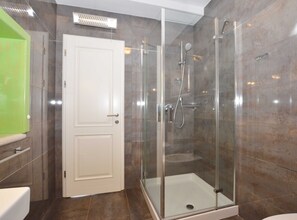 Shower, hair dryer, towels - Georgeous and Warm Living Downtown Rovinj - Standard Twin Room (Rovinj)