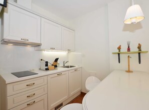 Kühlschrank, Herdplatte, Wasserkocher mit Kaffee-/Teezubehör, Toaster