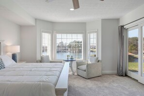5 bedrooms, desk, WiFi, bed sheets