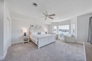 5 bedrooms, desk, WiFi, bed sheets