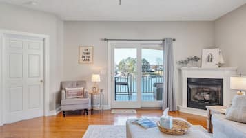 Smart TV, lareira, videogames, livros